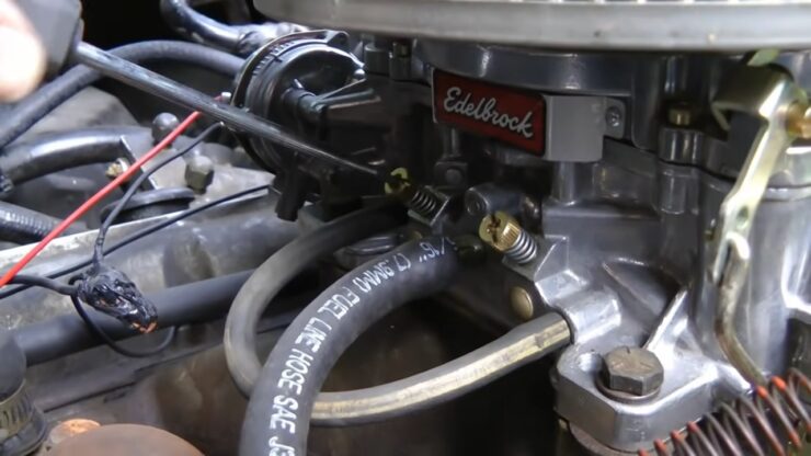 What does the carburetor do in a vehicle